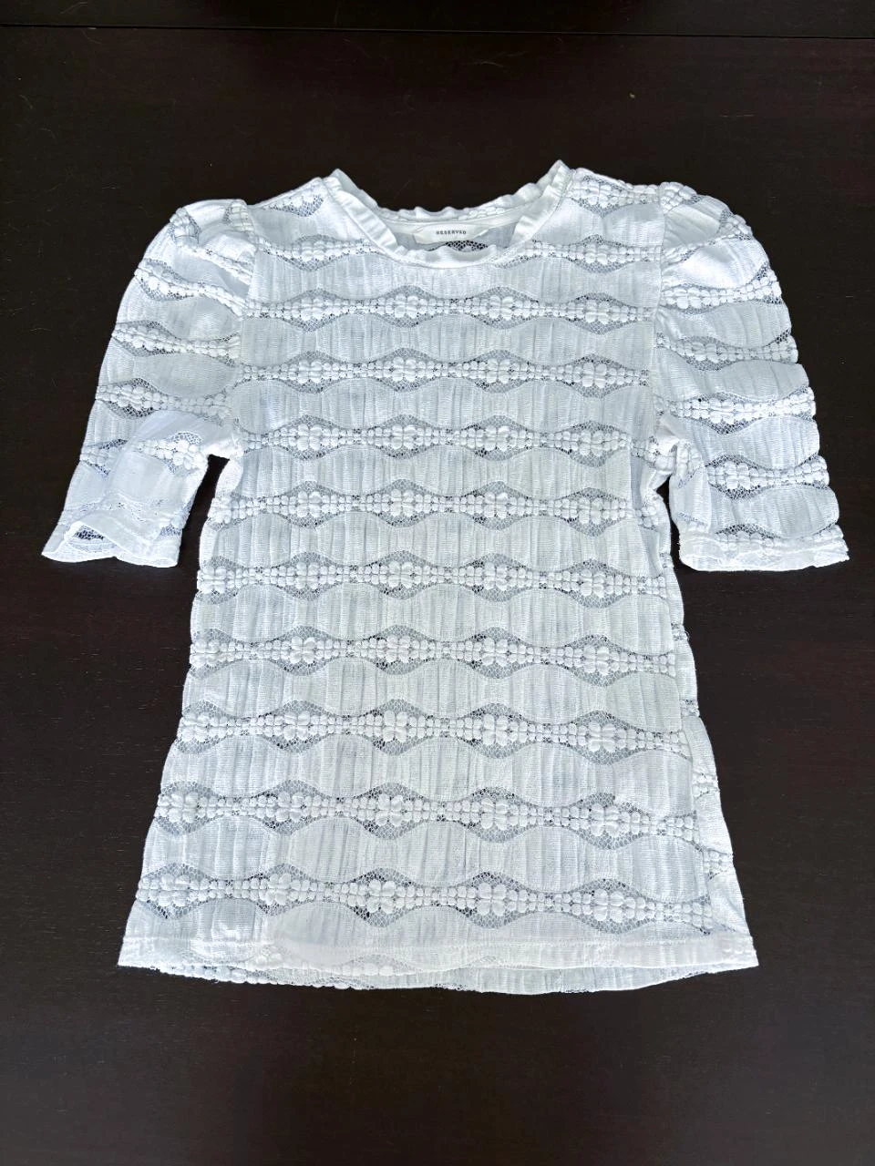 Reserved Top elástico blanco – Cuello dentado y mangas fruncidas – Perfecto O – photo 4